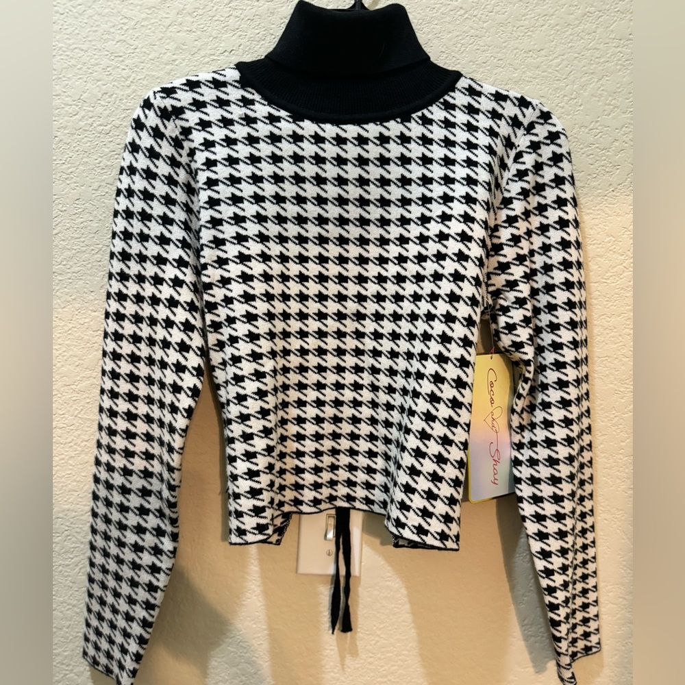 New with tags, Coco and Shay boutique backless turtleneck hounds tooth sweater L